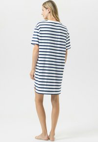 Robe à manches courtes à rayures bleu marine et blanc, coupe décontractée, longueur genou avec fentes latérales, en coton doux.