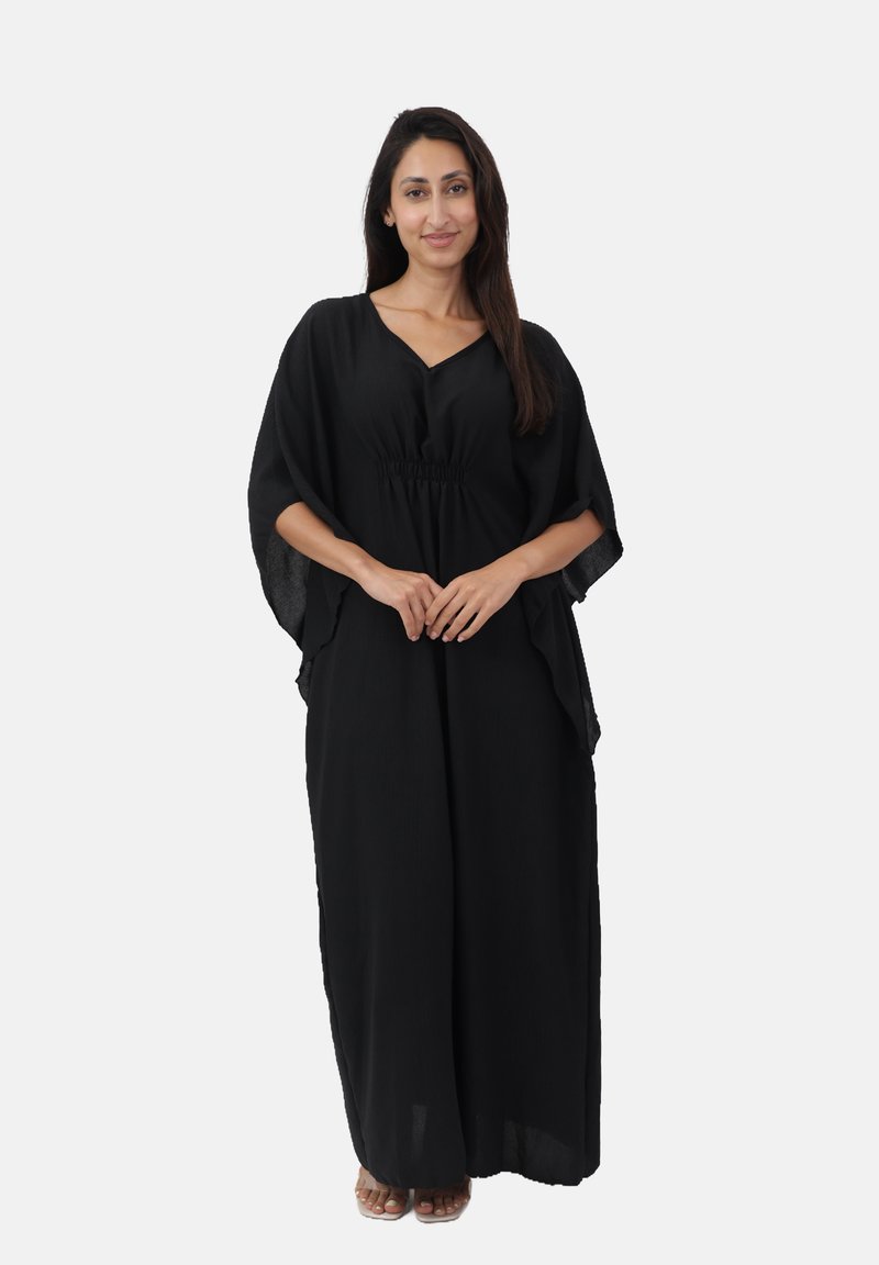 Robe longue noire en tissu léger avec un col en V, taille froncée et manches chauve-souris fluides. Texture lisse sans motifs visibles.