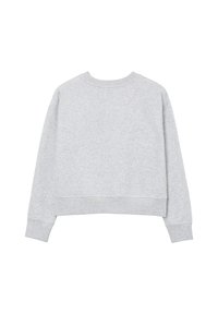 Felpa grigia corta con maniche lunghe, realizzata in un tessuto morbido. Presenta un collo e polsini a costine, con una texture liscia e uniforme.