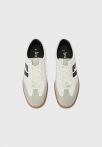 White and grey suede sneakers with black stripes, featuring round laces, a rubber sole, and embossed logo on the tongue. Size 43.