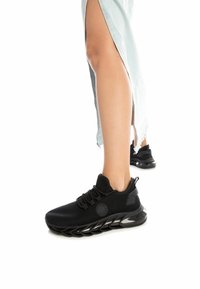 XTI Zapatillas - black