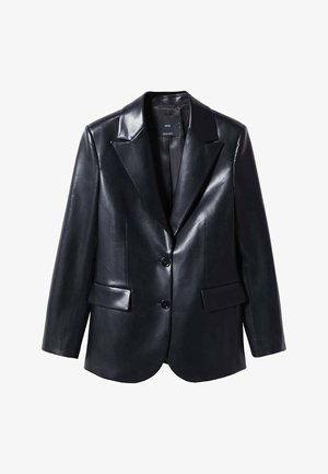 Blazer nero in ecopelle con rever a lancia, due bottoni frontali e tasche con pattina su entrambi i lati, mostrato su sfondo bianco.