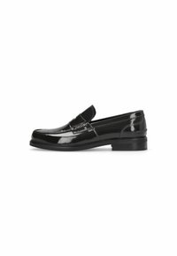 Mocasines de charol negro con un tacón bajo, que presentan una punta redondeada y costuras decorativas a lo largo de la parte superior. Diseño simple y elegante.