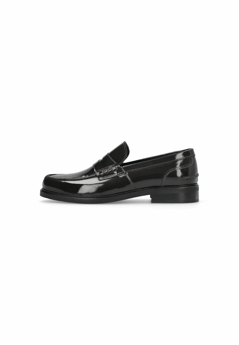 Mocasines de charol negro con un tacón bajo, que presentan una punta redondeada y costuras decorativas a lo largo de la parte superior. Diseño simple y elegante.