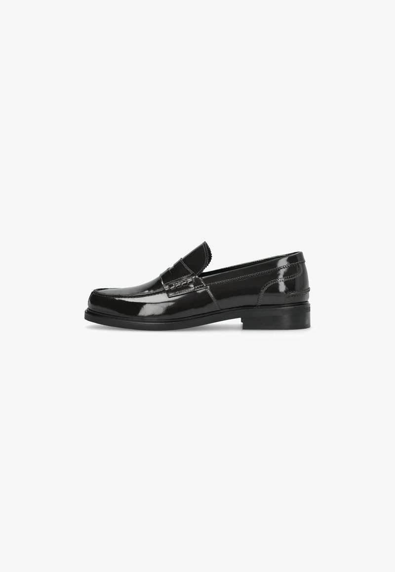 Mocassins en cuir verni noir avec un petit talon, présentant un bout arrondi et une couture décorative le long de l'empeigne. Design simple et élégant.