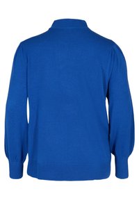Pull bleu à manches longues avec un col montant côtelé, des manches avec poignets et un ourlet côtelé, vu de dos sur fond blanc.