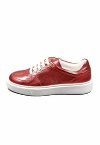 Rote Leder-Sneaker mit glatter Oberfläche, ausgestattet mit weißen Schnürsenkeln, goldenen Nietösen und einer kontrastierenden weißen Gummisohle. Abgerunde Zehenpartie und flaches Profil.