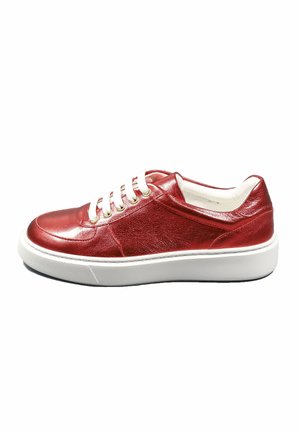Sneaker rossa in pelle dal finish liscia, con lacci bianchi, occhielli dorati e una suola in gomma bianca a contrasto. Punta arrotondata e profilo basso.