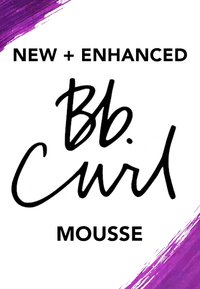 Svart text på vit bakgrund visar "NY + FÖRBÄTTRAD" ovanför "Bb. Curl" i kursiv stil och "MOUSSE" i fet stil. Lila penseldrag accentuerar botten.