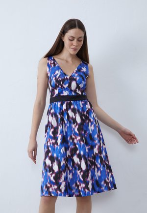 Ein blau-schwarz gemustertes Kleid mit V-Ausschnitt und tailliertem Oberteil, ausgestattet mit einem schwarzen Taillengürtel und einem fließenden Rock, hergestellt aus glattem Stoff.