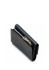 Billetera de cuero azul marino con un acabado texturizado, que cuenta con un zipper dorado y un broche, de forma rectangular y diseño plegado para un fácil almacenamiento.