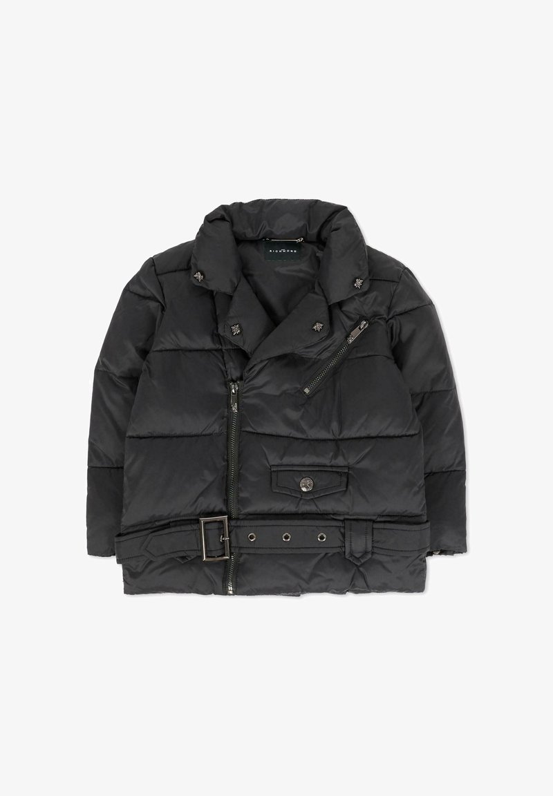 Giubbotto imbottito nero con colletto a punte, dettagli con zip, bottoni decorativi e una cintura. Presenta una texture trapuntata e diverse tasche.