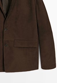 Bruine blazer van gladde stof, met twee knopen, een borstzak en brede mouwen voor een comfortabele pasvorm.