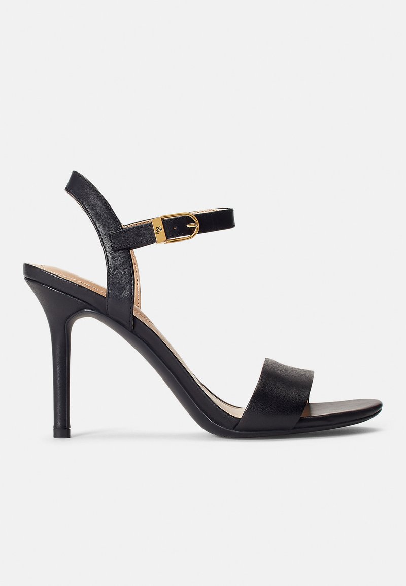 Sandali neri con tacco alto, caratterizzati da un upper in pelle liscia, punta aperta e un design a singolo cinturino con un accentuazione di una fibbia dorata.