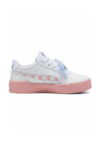 Zapatilla blanca con suela de goma rosa, con un patrón a cuadros de acentos en azul claro y rosa en el lateral y un lazo de tela en los cordones.
