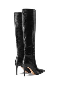 Stivali neri al ginocchio con punta affusolata realizzati in pelle texture effetto coccodrillo, dotati di tacco a stiletto sottile e fodera interna liscia.