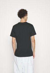 Jordan BRAND CREW - Camiseta estampada - black/gym red