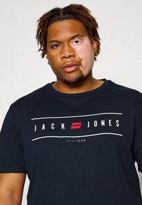 Jack & Jones JJFLAG TEE CREW NECK  - Apdrukāts T-krekls - navy blazer