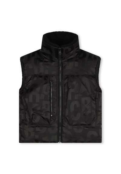 Zwarte puffervest met hoge kraag, rits aan de voorkant en twee voorzakken. Heeft een mat logo-patroon dat is geperst in een donkere tint.