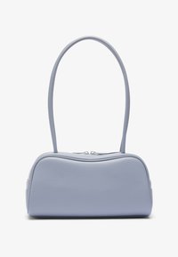 Borsa a mano rettangolare azzurro chiaro con bordi arrotondati e una lunga tracolla, dotata di una doppia chiusura con zip argentata nella parte superiore.