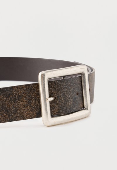 Rjav usnjen pas z teksturirano površino, z srebrno kvadratno kovinsko sponko in več luknjami za nastavljanje dolžine na traku.