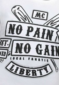 Wit T-shirt met opvallende zwarte afbeeldingen met de tekst: "NO PAIN NO GAIN," "LIBERTY," en designelementen die op honkbalknuppels lijken.