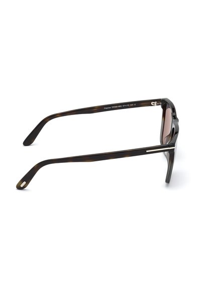 Occhiali da sole tartaruga con montatura rettangolare robusta, dotati di lenti scure e aste sottili eleganti con un dettaglio metallico.