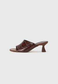 TALITA COCO - Kontsaga tagant lahtised kingad - brown