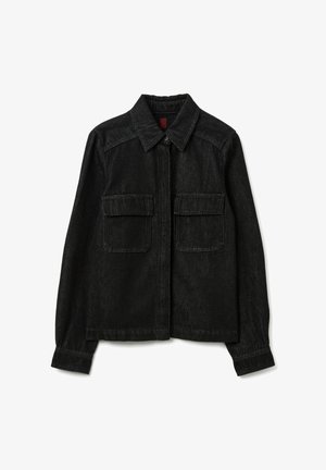 Giacca di denim nera con colletto, chiusura anteriore a bottoni e due tasche sul petto. Il tessuto ha una trama sottile e una vestibilità strutturata.