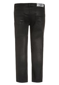 Pantalones de cuero sintético negros vistos por detrás, con dos bolsillos traseros y una pequeña etiqueta de marca blanca en la cintura.