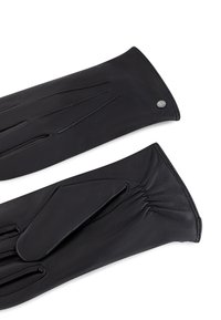 Schwarze Lederhandschuhe mit glatter Textur, versehen mit aufgestickten Details und einem gerafften Handgelenkdesign. Akzentuiert mit einem kleinen metallischen Logo.
