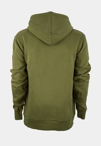 Olivgrön hoodie med kängurufickor och ribbade manschetter. Har en dragsträng i huvan och slät textur. Bakvy visar en enkel design.