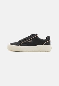 Sneakers neri realizzati in materiale liscio, con punta rotonda e suola bianca testurizzata. Accentuati da un logo dorato e dettagli sottili.
