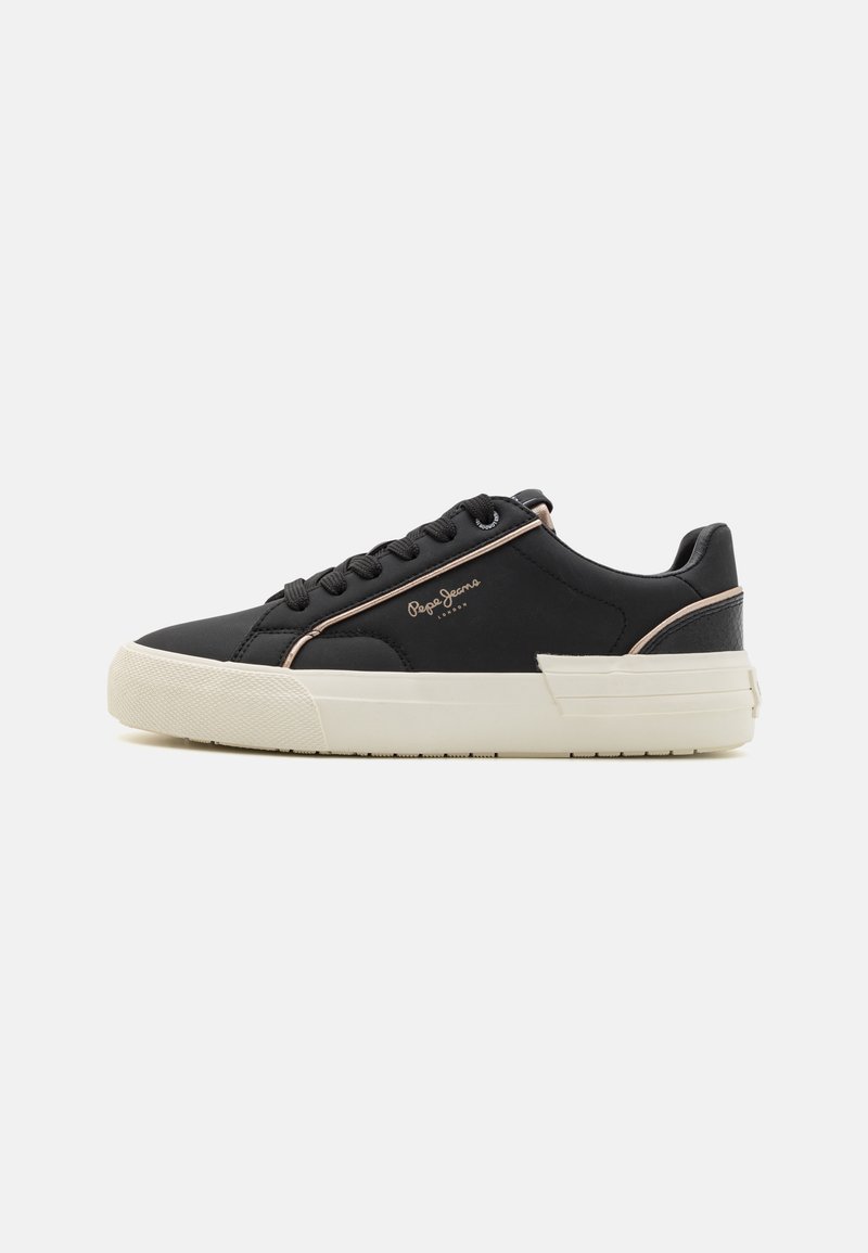 Sneakers neri realizzati in materiale liscio, con punta rotonda e suola bianca testurizzata. Accentuati da un logo dorato e dettagli sottili.