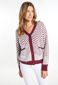 Cardigan a zigzag bordeaux e bianco con scollatura a V, chiusura con bottoni e due tasche frontali. Realizzato in un morbido tessuto testurizzato.