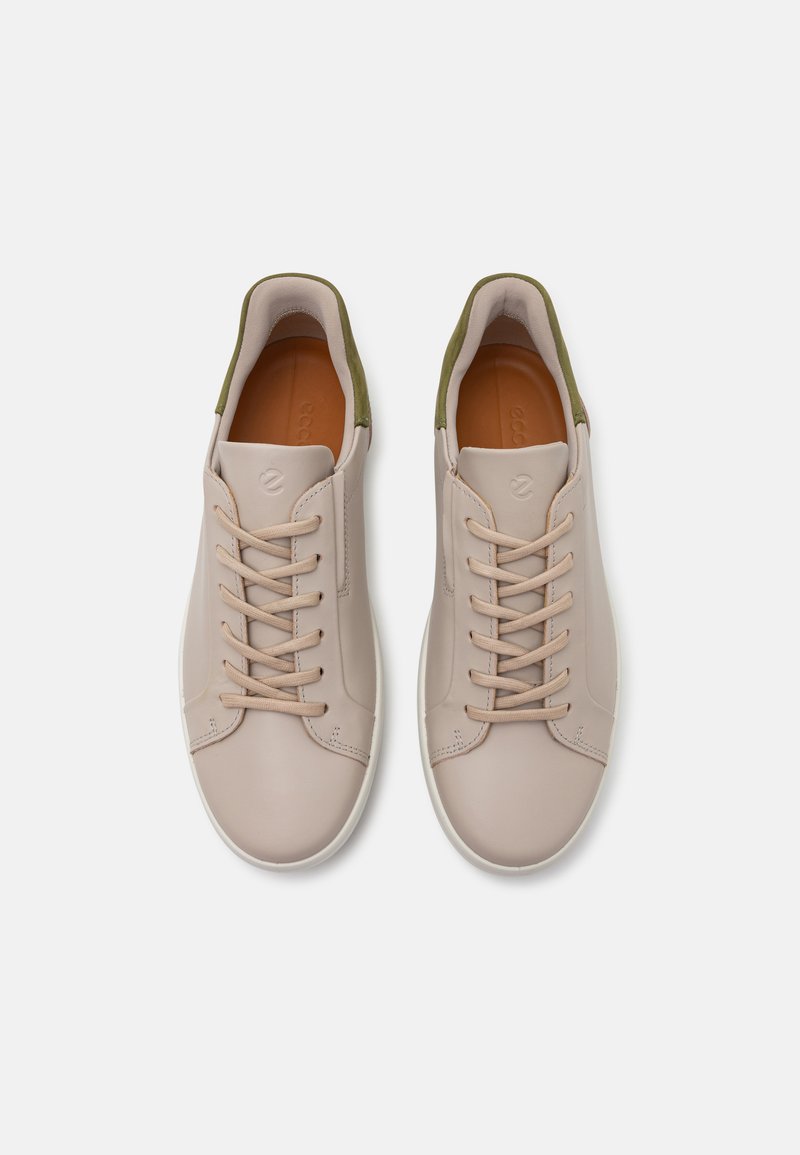 Hellbeige Leder-Sneaker mit grünen Akzenten, runder Zehenpartie und flacher weißer Sohle. Besitzt eine glatte Textur und ein klassisches Schnürdesign.