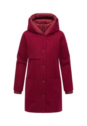 Manteau en mélange de laine rouge avec une grande capuche, fermeture à bouton pression et deux poches avant. Doublure intérieure lisse avec une texture mate.