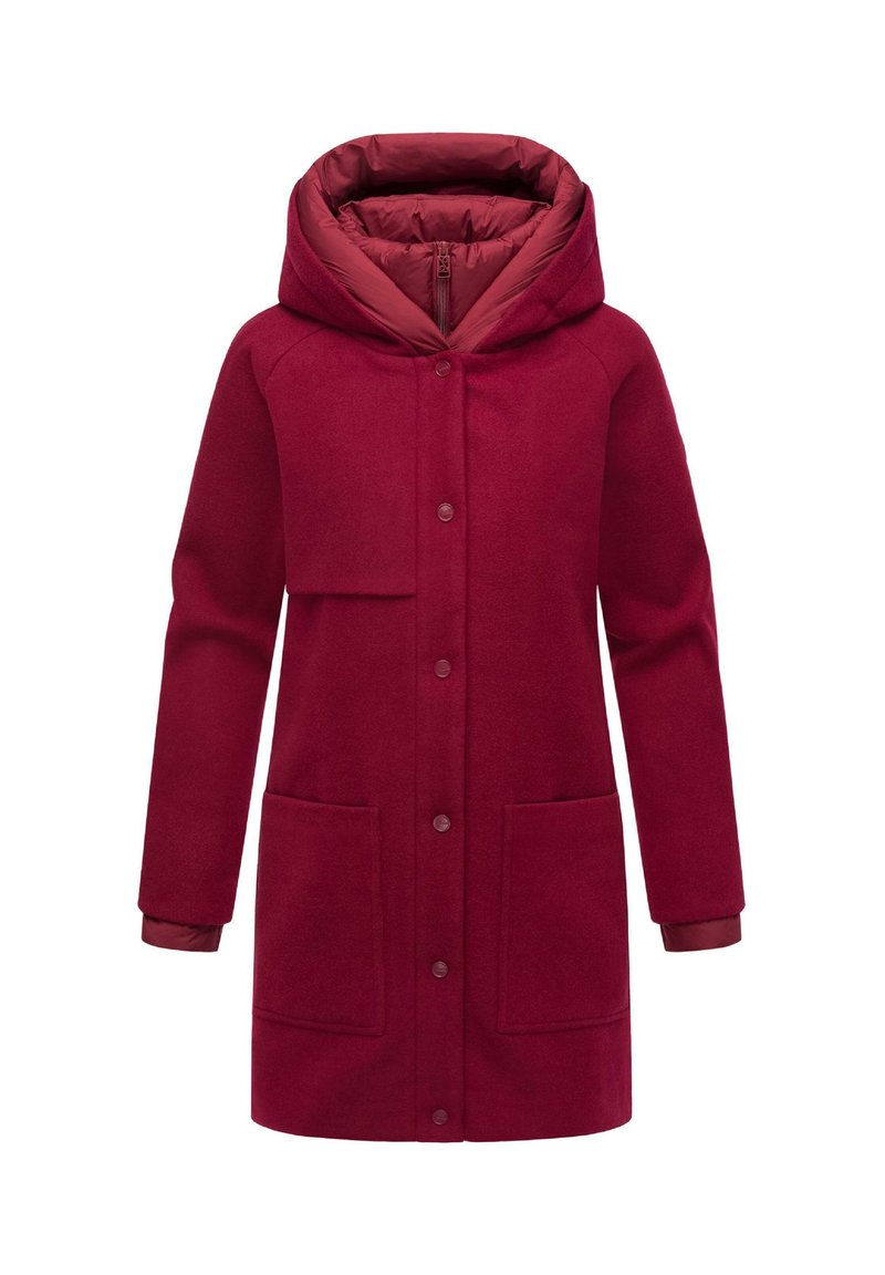 Manteau en mélange de laine rouge avec une grande capuche, fermeture à bouton pression et deux poches avant. Doublure intérieure lisse avec une texture mate.