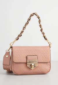 Světlá růžová kabelka s embosovaným vzorem, zlatou kovovou výbavou a pleteným řetízkem na rameno. Obsahuje magnetické zapínání a odnímatelný popruh na rameno.