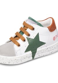 Sneaker bianca in pelle con design a stella verde, lacci marroni e punta in suede grigia. Caratterizzata da suola in gomma maculata e colletto imbottito.