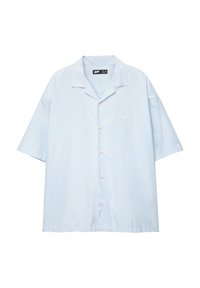Chemise à manches courtes bleu clair à boutons avec des rayures verticales blanches, présentant un col en V et une broderie de logo sur la poitrine.