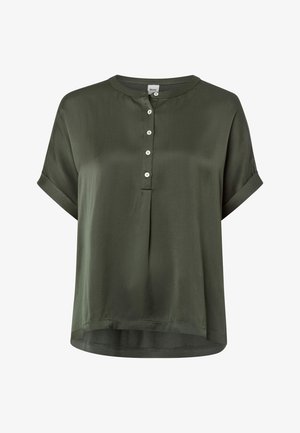 Olijfgroene top met korte mouwen, gemaakt van een gladde stof. De top heeft een ronde hals, een knoopsluiting aan de voorkant en een comfortabele pasvorm.