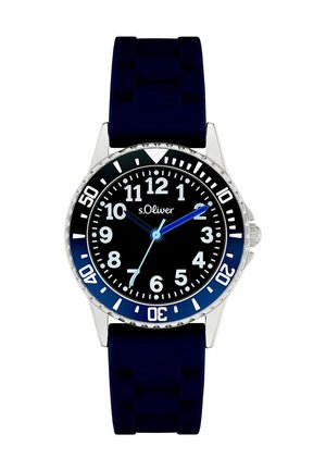 Montre-bracelet s.Oliver à cadran noir avec boîtier argenté, lunette bleue et noire, chiffres blancs, et bracelet en caoutchouc bleu foncé, affichant l'heure 10:10:36.