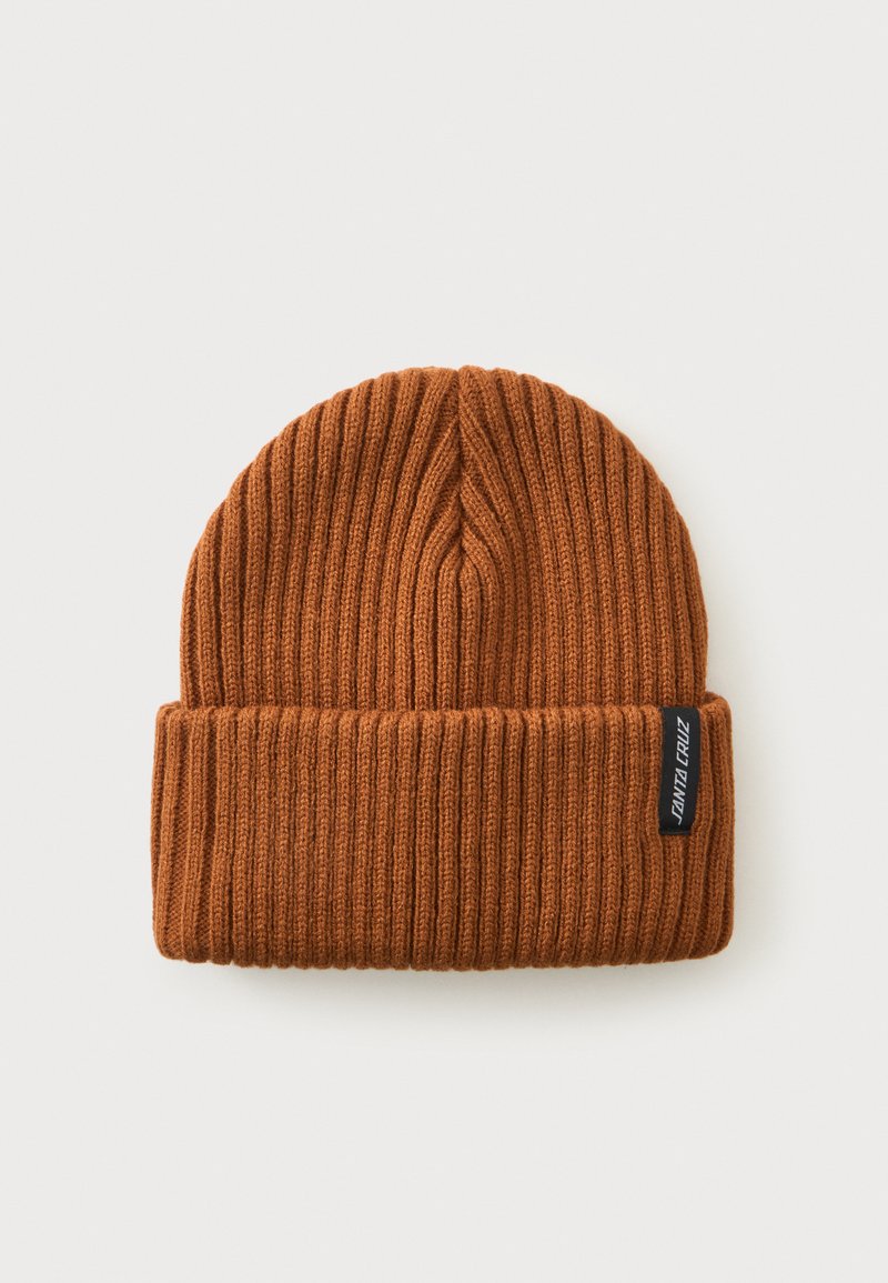 Bonnet en maille côtelée marron avec revers plié et petite étiquette noire rectangulaire sur le côté.