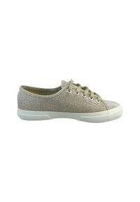 Buty sportowe na sznurówki z beżową, błyszczącą cholewką, gumową podeszwą i teksturowanym noskiem. Wyposażone w okrągłe sznurówki oraz detal z logo z boku.