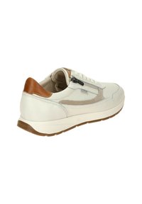 Zapatilla blanca de cuero con textura de malla y acentos de cuero marrón, que cuenta con un cierre de cremallera y suela de goma. Vista de perfil.