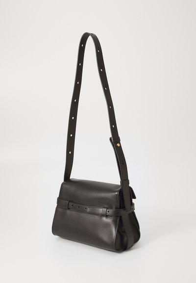 Schwarze Leder-Crossbody-Tasche mit strukturiertem Design, verstellbarem Schultertragegurt mit Löchern und kleinem goldfarbenen Hardware-Akzent.
