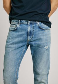 Pepe Jeans Jeans Tapered Fit - medium blue destroy