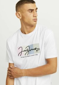 Jack & Jones RUNDHALS - Camiseta estampada - bright white