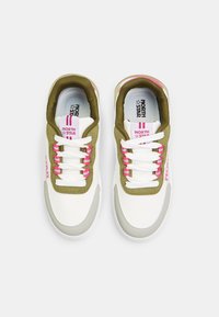 Sneakers bianchi con accenti verde oliva, lacci rosa e lingua imbottita. Presentano una texture liscia e il marchio North Star sul lato.